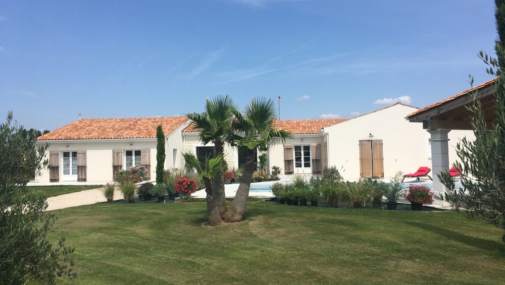 Extérieur pavillon senior avec terrasse ensoleillée et volets roulants électriques